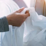 نحوه شستشو و نگهداری از لباس سفید چگونه است؟